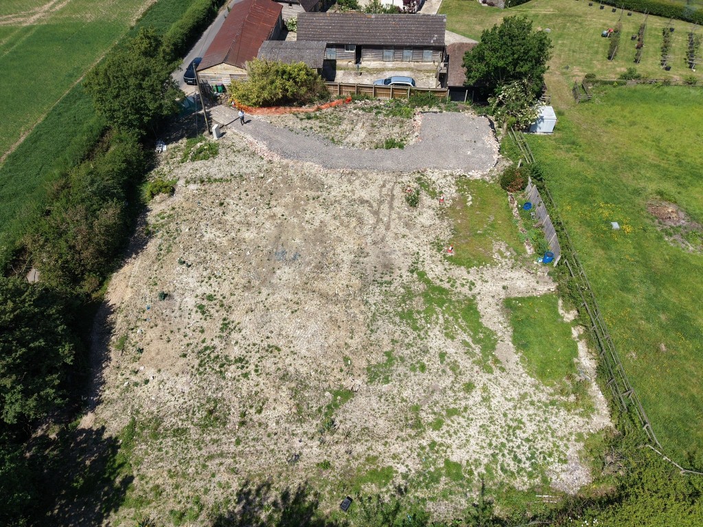 Lot: 32 - ENVIABLE RURAL FREEHOLD SITE WITH PLANNING CONSENT FOR A DETACHED DWELLING WITH THREE BAY CAR BARN - Aerial photo 3